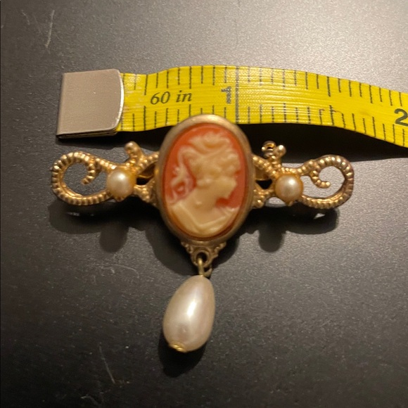 Vintage Victorian Goldtone Cameo Brooch with Pearls - Picture 3 of 3